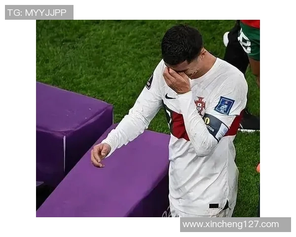 足球明星因失误深感愧疚泪洒赛场高清图片记录感人瞬间